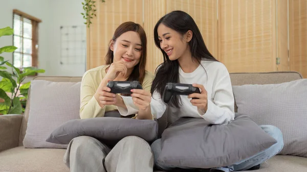 Азиатская Красивая Лесбийская Гей Пара Наслаждается Игрой Вместе Livingroom Две — стоковое фото