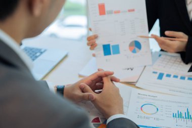 Finansal yasal anlaşmanın satışı konusunda müşteriye danışırken sıkı sıkıya bağlı bir işadamı.
