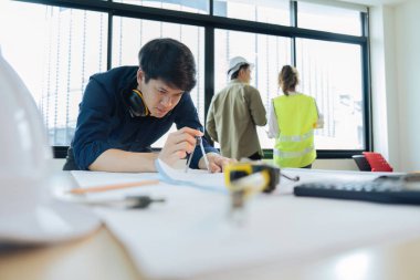 Modellerin inşaatı ve inşaatı ve inşaatı ve çalışma alanındaki proje ortakları ve araçları ile birlikte çalışmak üzere mühendis veya mimar toplantısının yapısı.