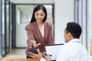Şef ve çalışanlar, iş arkadaşları toplantı odasında toplanarak mali istatistikleri tartıştılar..
