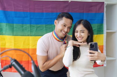 LGBTQIA arkadaşları gurur bayrağıyla selfie çekiyorlar. LGBTQIA kavramı.