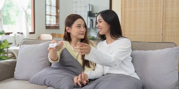 Asiática Lesbiana Mujer Pareja Disfrutar Ver Televisión Juntos Casa Sentirse — Foto de Stock