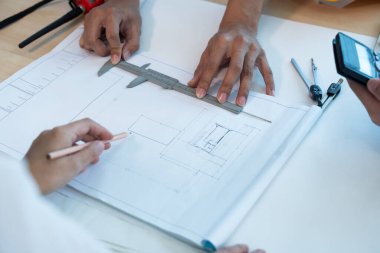 Mühendis grubu, inşaat projesinin kondominyum modeli hakkında tartışma ve beyin fırtınası yapacak..