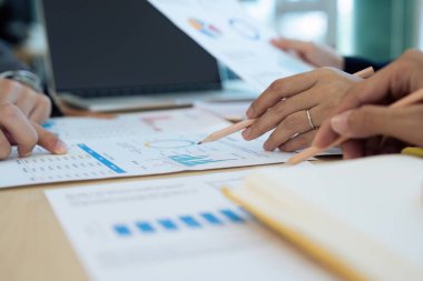 Analizci ekibi toplantı odasında yeni strateji projesiyle ilgili beyin fırtınası yapıyor..