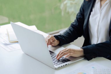 Bilgisayarı kullanan ve klavyede yazan ellerin yakın plan görüntüsü, bilgi aranıyor.