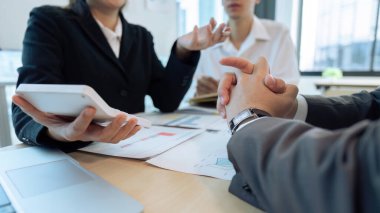 Finansal yasal anlaşmanın satışı konusunda müşteriye danışırken sıkı sıkıya bağlı bir işadamı.