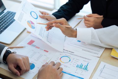 Analizci ekibi toplantı odasında yeni strateji projesiyle ilgili beyin fırtınası yapıyor..