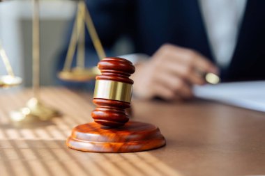 Hukuk ve adalet hakimin tokmağı, adalet terazisi ve kitaplar tarafından temsil edilir..