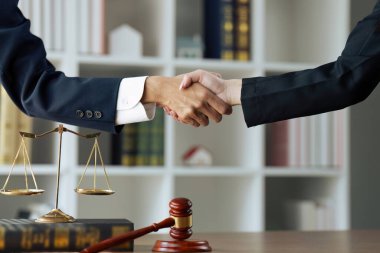 Cilt 'ten rüşvet almayı kabul ettikten sonra avukat ya da yargıç el sıkışıyor.