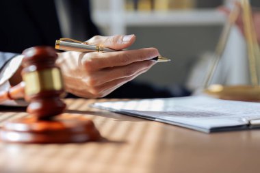 Avukatın eli kalem tutarken, beyaz kağıt formunu imzalarken ya da sözleşme anlaşmasını onaylamak ve anlaşmak için başvuru yaparken yakın durun..