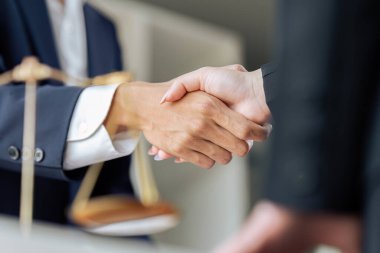 İş adamı, ortak avukatları veya avukatlarıyla anlaşma yapmak için el sıkışıyor..