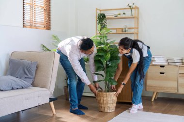 Yeni bir eve taşınan evli çift ipotek kredisiyle birlikte satın alınmış..