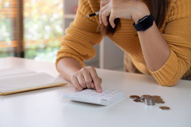 Finansal belgelerle uğraşan, faturaları veya kredileri ödemek için para bulmakta zorlanan stresli bir kadın.