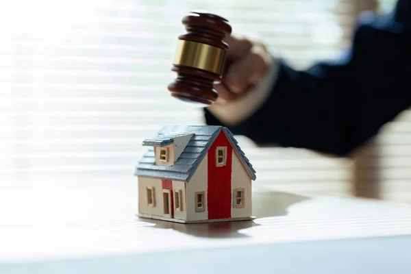 Lawyer Mediating Property Dispute Auctioneer Knocking Property Sale Real Estate — Stock Photo, Image