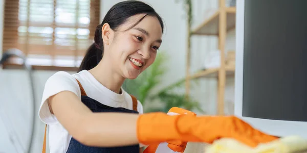 Młoda Kobieta Sprzątanie Pomocą Sprayu Wycieranie Szafki Telewizor Mikrofibry Tkaniny — Zdjęcie stockowe