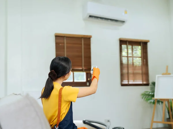 Jovem Mulher Esfriando Após Terminar Trabalho Doméstico Pelo Condicionado Casa — Fotografia de Stock
