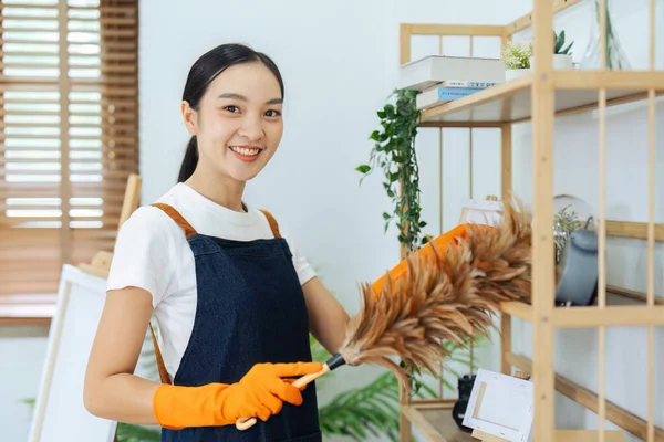 Azjatyckie Młode Sprzątanie Domu Pracy Kobieta Czyści Półkę Wodd Miotaczem — Zdjęcie stockowe