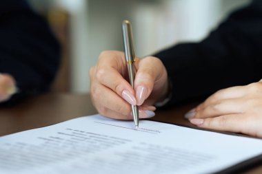 Avukat ya da iş danışmanlığı kavramının yanında çekiç ve adalet tanrıçası.