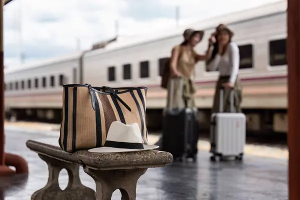 Şapka Çanta Demiryolunda Yolcu Arka Planda Seyahat Kavramı — Stok fotoğraf