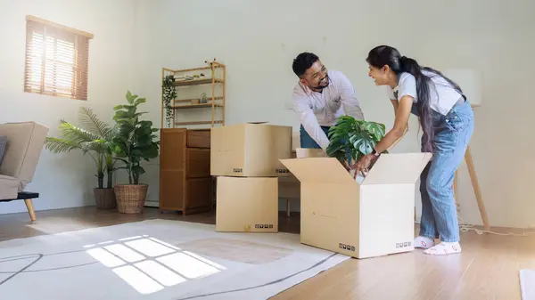 Yeni bir eve taşınan evli çift ipotek kredisiyle birlikte satın alınmış..