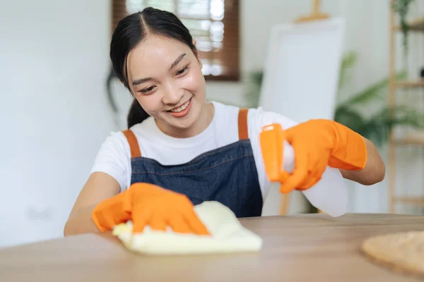 Młoda Kobieta Sprzątanie Pomocą Sprayu Wycieranie Stołu Mikrofibry Tkaniny Salonie — Zdjęcie stockowe