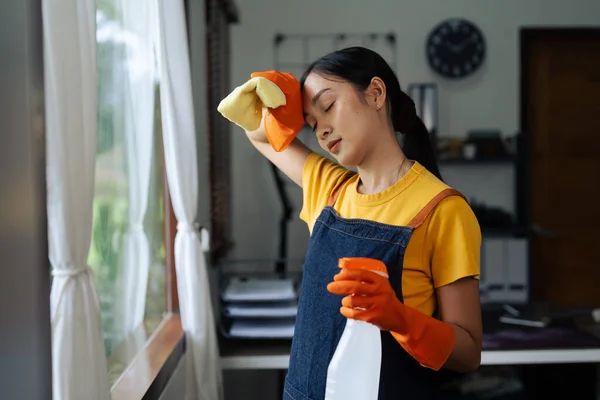 Kobieta Wyciera Duże Lustro Weekend Bardzo Zmęczony Sprzątania Domu — Zdjęcie stockowe