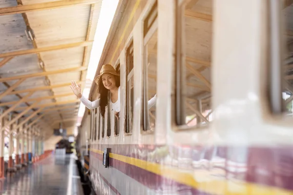 Jeune Femme Voyageant Train Agitant Main Par Fenêtre — Photo