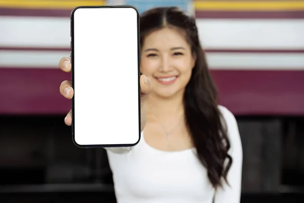Мобильная Реклама Женщина Показывает Большой Пустой Экран Смартфона Камеру — стоковое фото