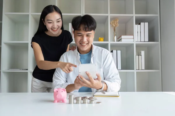 Finansowe Koncepcji Rodziny Szczęśliwy Mąż Żona Azji Obliczając Dochód Planowania — Zdjęcie stockowe