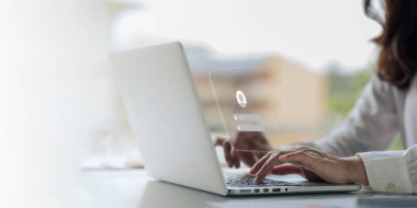 Siber güvenlik ve güvenlik şifresi girişi çevrimiçi konsept Eller sosyal medyanın kullanıcı adı ve şifresini yazıp giriyor.