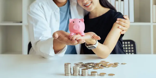 Feliz Jovem Casal Segurando Porquinho Banco Para Economizar Dinheiro Para — Fotografia de Stock