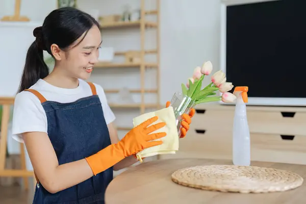 Genç Bir Kadın Sprey Kullanıyor Kavanozu Mikrofiber Bezle Temizliyor — Stok fotoğraf