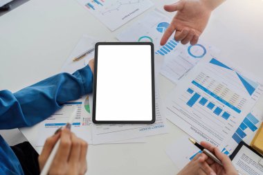 İş analizi ekibi evrak ve tablet beyaz ekranı tartışıyor.