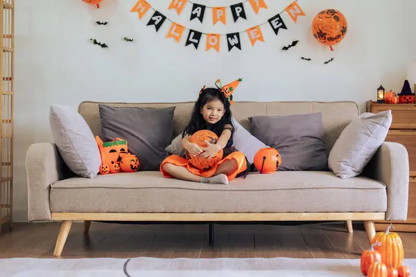 Šťastný Úsměv Halloween Dívka Baví Doma Hrát Balón Při Pohledu — Stock fotografie