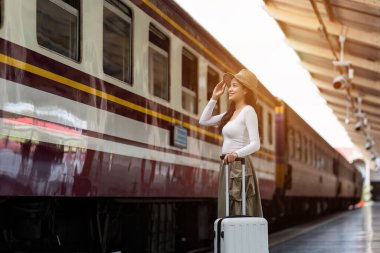 Kadın seyahat etmek turist Bagaj tren istasyonunda ile yürüme. Etkin ve yaşam tarzı kavramı seyahat.