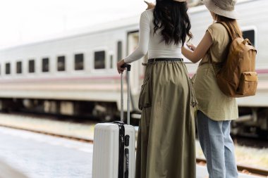 Kadın seyahat etmek turist Bagaj tren istasyonunda ile yürüme. Etkin ve yaşam tarzı kavramı seyahat.