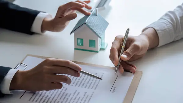 Agente Inmobiliario Profesional Que Guía Explica Proceso Documentación Cliente — Foto de Stock