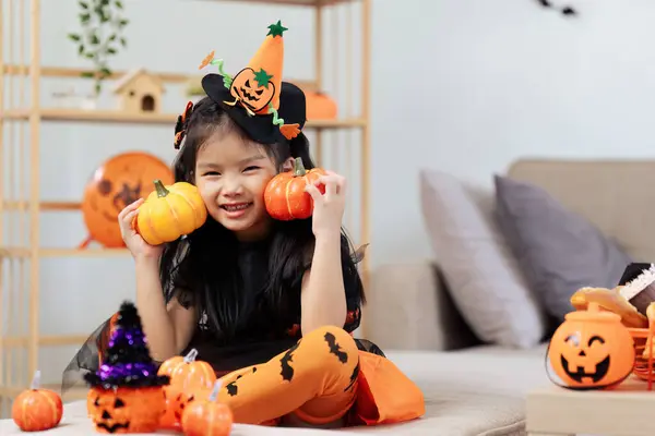 Glücklich Lächelndes Halloween Mädchen Das Hause Spaß Beim Kürbiseimerspielen Hat — Stockfoto