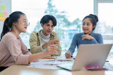 Ax geliştirici ve ui tasarımcılarından oluşan bir takım, arayüz ve kablo tasarımı için beyin fırtınası yapıyor. Yaratıcı dijital geliştirme ajansı.