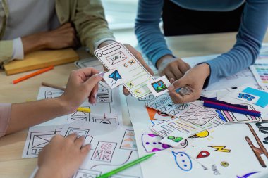 Ax geliştirici ve ui tasarımcılarından oluşan bir takım, arayüz ve kablo tasarımı için beyin fırtınası yapıyor. Yaratıcı dijital geliştirme ajansı.