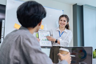 İş kadını ofisteki iş arkadaşlarına iş stratejisi planı sundu.