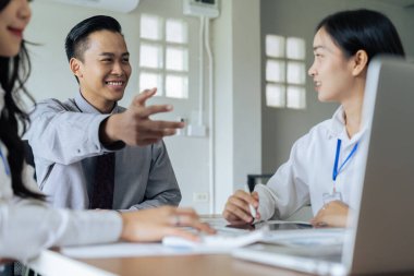 Girişimci gençler ve ortaklar toplantı odasında proje toplantısında fikir alışverişinde bulundular.