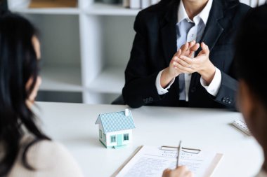 Ajan Gayrimenkul, müşteri çiftlerinin başarılı ev satın alma sözleşmesi imzalamaları için tezahürat yaptıktan sonra alkışladı.