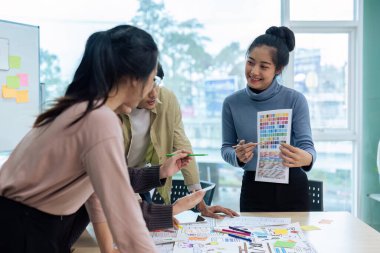 Ax geliştirici ve ui tasarımcılarından oluşan bir takım, arayüz ve kablo tasarımı için beyin fırtınası yapıyor. Yaratıcı dijital geliştirme ajansı.