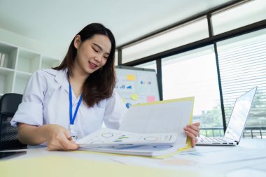 Sorunları analiz etmek ve iş geliştirme konusunda çözümler bulmak için bilanço ile çalışan muhasebecileri kapat.