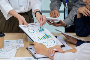 Toplantı masasında analiz maliyeti grafiği olan iş adamları takım çalışması.