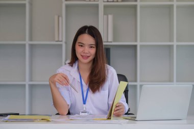 Kadın çalışıyor ve mali belge raporlarını inceliyor. iş stratejisi kavramı.