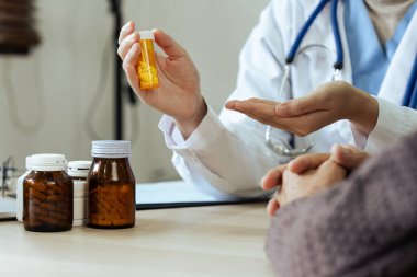 Yaşlı adam doktor tarafından belirlenen programa göre ilaç alıyor..