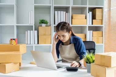 Genç bayan çevrimiçi işyeri sahibi paketi müşteriye teslim etmek için bir paket hazırlama sorununu vurguladı.