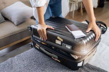 Genç bayan yere otur ve hafta sonu seyahati için bavul hazırla..